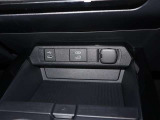 <USB>今後の車の進化に対応できる仕様となるのがUSB-C. 昨今、スマートフォンを車に接続して利用する場合(1)ケーブル接続による音楽再生(2)スマホの充電ができます!