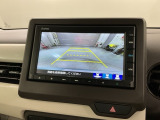 リバースギアに入れるだけで後方の表示へ切り替わります。夜間や雨の日の駐車も楽になりますよ。