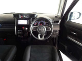 革巻きステアリングで快適な操作性の運転席です。