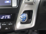 扱いやすいシフトパターンです。足踏み式のパーキングブレーキを採用してます。