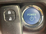 【スマートキー】カバンやポケットに入れたままでもドアの施錠・解錠が可能なスマートキーを装備。エンジンのオン・オフ時もカギを取り出す必要が無いからとっても便利です♪