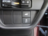 パワーテールゲートの開閉、横滑りを防ぐVSA等のスイッチ類は運転席の右側、手の届きやすい位置にあります。