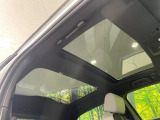 【パノラマルーフ】大型のガラスルーフ搭載で車内の解放感が一気にアップ!開放的なドライブをお楽しみいただけます。