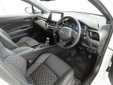 シンプルで使いやすいデザインの運転席です。