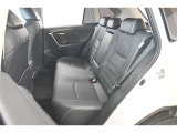中古車をキレイで気持ちよくお乗りいただけるよう、エンジンルームからシートを外した洗浄まで、目に見えない部分も徹底的に洗浄しています!