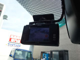 『1台』のお車に対して、3名体制で日々議論を重ね仕入れを行っております。