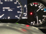 視認性に優れたメーターを採用しており、走行中でも車速や情報が分かりやすく表示されます。運転時の視線移動をむりのない範囲に抑え、快適で安心感のあるドライブをサポートします。