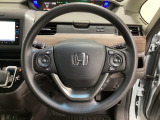 ハンドルにHondaセンシング系のクルーズコントロールやレーンキープアシストなどのスイッチと、オーディオの操作スイッチが装備されています。ハンドルから手を離さず安全に操作できます。