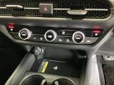 運転席/助手席シートヒーターで寒い日もすぐに温かくなり快適に過ごせます。3段階の温度調整が可能です