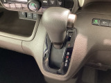 インパネシフトを採用しているので、前席の足元も広々としています。運転席と助手席の行き来もスムーズです!