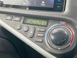 【オートエアコン】一度お好みの温度に設定すれば、車内の温度を検知し風量や温度を自動で調整。暑い&hellip;寒い&hellip;と何度もスイッチ操作をする必要はありません。快適な車内空間には必須の機能ですね♪