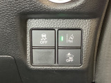 Hondaセンシング用の、VSA(ABS+TCS+横滑り抑制)解除と路外逸脱抑制機能のオンオフスイッチなどはハンドルの右側に装備しています。