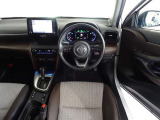 革巻きステアリングで快適な操作性の運転席です。