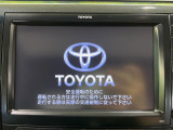 【メーカー純正ナビ】インテリアに溶け込むスタイリッシュな「専用設計」メーカーナビを装備♪視認性や操作性など基本性能にも優れ、より上質なカーライフをお楽しみいただけます。