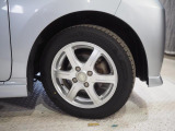 実車はアルミホイール組みのスタッドレスタイヤを装着、このムーヴには夏用タイヤが付属しています。もちろん夏冬交換のうえで納車も可能です。