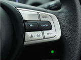◆アダプティブクルーズコントロール◆予め設定した車速内でクルマが自動的に加減速。前走車との適切な車間距離を維持しながら追従走行します。【LKAS】車線維持支援システムでステアリング操作を支援。
