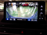バックカメラの画像です。ガイドラインがスムースな車庫入れをサポートいたします。車庫入れの安心感がアップしますね。