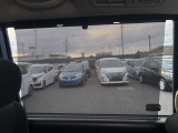 日差しの強い時には、プライバシーガラスに加え、ロールサンシェイドが、あなたを守ります。