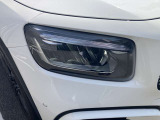 右ヘッドランプ。LEDハイパフォーマンスヘッドライトを装備。