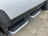 【フィックスドサイドステップ ディーラーOP価格￥266530】車両への乗り降りを助け、ルーフへの荷物の積み込みを容易にします。オフロードスタイルを際立たせます。