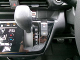 オートブレーキホールド。信号待ちなどの停車時に、ブレーキペダルを不に続けなくていなくても自動的にブレーキ力がキープされる機能です。アクセルペダルを踏めば、ブレーキが解除され発進が可能です。