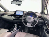 運転席まわりです。 各操作スイッチは使いやすい位置に配置されてます。
