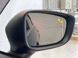 【ブラインドスポットモニタリング】走行中、ドアミラーの死角になりやすい箇所に後続車が接近するとサイドミラー付近に警告を表示、ドライバーに注意喚起をしてくれます。