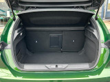 幅と奥行きもある大容量のカーゴルーム。間口も広く荷物の積み降ろしもスムーズです。