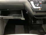 車検証入れになどにも使える便利な収納BOXあります。