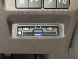 ハンドルの右下にETCがついています。高速道路の料金所の通過も楽々です!。カードの取り出しもしやすい場所についています。