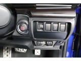 電動リヤゲート装備。運転席からボタン操作で開閉も行えます。車内で買い物を待っている時、ゴルフ場やスキー場で荷物を降ろす時など、色々な場面で役に立ちます。