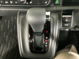 オートマチックシフトレバーは、手になじみ操作しやすい形状で安全運転にもつながります♪