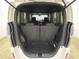 開口部も広く荷物の積み下ろしもしやすいお車となっております。シートの背もたれは5:5の割合で背もたれを可倒でき、前後のシートスライドもできるので荷室をひろげることができます。