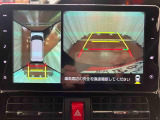 【パノラマモニター】 上から見下ろしたような映像が、運転の不安を軽くします。