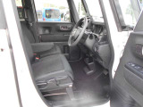 体が沈み込まないちょうどいい固さのシートなので、長時間の運転も疲れづらいんですよ♪足元もすっきりと広いです!
