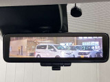 【インテリジェント ルームミラー】車両後方のカメラ映像をミラー面に映し出すので、車内の状況や天候などに影響されずいつでもクリアな後方視界が得られます!