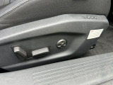 運転席はシートメモリー付きの10ウェイパワーシート