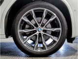 BMWの純正アロイホイールは軽量かつ強度にも優れているホイールで走行性能を引き上げる設計になっております。足元にもBMWは妥協がなくこだわっている個所になります。