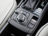 マツダコネクトを操作するコマンダーコントロールです。運転中に自然と手の触れる位置に配置されています。