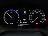 運転時の視界周辺の見やすい位置にメーターをレイアウト。視線の流れを断ち切らない、ストレスフリーで美しい運転動作を可能にします。またマルチインフォメーションディスプレイで、様々な情報が確認できます。