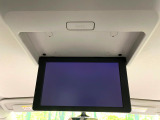 【フリップダウンモニター】大画面モニターで後席でもエンタメをお楽しみいただけます。小さなお子様にも大人気の装備です♪
