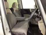 女性でも運転がしやすいように、シートの高さ調整機能(シートリフター)がついています。運転席と助手席の間が空いている為、助手席側への移動がスムーズです。交通量の多い道でも助手席側から乗り降りができます。
