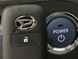 【キーフリーシステム】カバンやポケットに入れたままでもドアの施錠・解錠が可能なスマートキーを装備。エンジンのオン・オフ時もカギを取り出す必要が無いからとっても便利です♪
