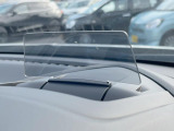 【ヘッドアップディスプレイ】現在の速度や走行情報をデジタル表示で運転席前方のガラスに投影!運転中、目線をずらさず必要な情報を確認できるのでとっても便利で安心!
