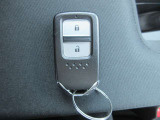 スマートキー付きです。人気装備の一つで、鍵を触らなくてもドアロックの開錠、エンジンの始動が出来ます。雨の日もキーを探す手間からも解放されますね。