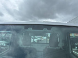 2つのカメラで前方の車両や歩行者を検知し、衝突のおそれがあると判断すると、ブザー音やメーター内の表示で警告。衝突の可能性が高まると、自動でブレーキをかけ、衝突の回避または衝突時の被害軽減を図ります。