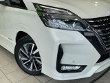 【LEDヘッドライト】悪天候や夜間走行時も良好な視界を確保し安心して運転できる高輝度LEDヘッドライトを装備!点灯速度が早く、消費電力も抑えられています。