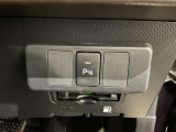 障害物に近づくと、警告音(ピーピー音)やディスプレイ表示で運転者に知らせ、安全な駐車をサポートします。
