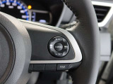 アダプティブクルーズコントロール機能付きです。走行中に先行車の様子を検知しながら、設定した車速の範囲内で先行車との距離のキープを支援します。詳細は販売店スタッフまでおたずねください。
