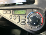 【オートエアコン】一度お好みの温度に設定すれば、車内の温度を検知し風量や温度を自動で調整。暑い&hellip;寒い&hellip;と何度もスイッチ操作をする必要はありません。快適な車内空間には必須の機能ですね♪